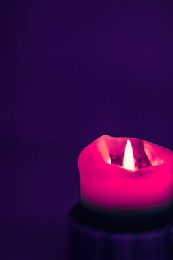 Mor arka plan pembe tatil mum, lüks marka tasarım