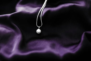 Koyu menekşe ipek arka plan lüks beyaz altın inci kolye,