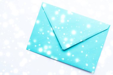 Kış tatili parlak kar f ile mermer üzerinde boş kağıt zarflar
