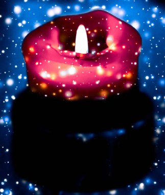 Mavi köpüklü kar arka plan kırmızı tatil mum, lüks 