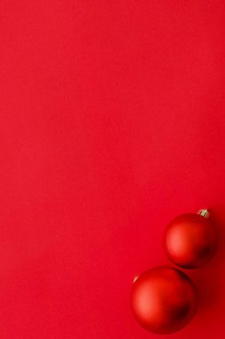 Kırmızı flatlay zemin, lüks kış tatili noel baubles