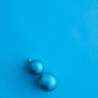 Mavi flatlay fon üzerinde Noel baubles, lüks kış holida