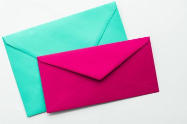 Mermer yatık arka planda boş kağıt zarflar, tatil posta