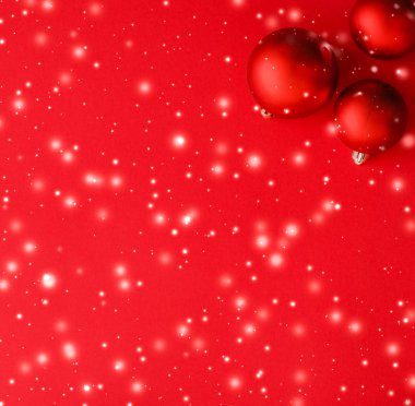 Kar glitter, lüks wi ile kırmızı arka plan üzerinde Noel baubles