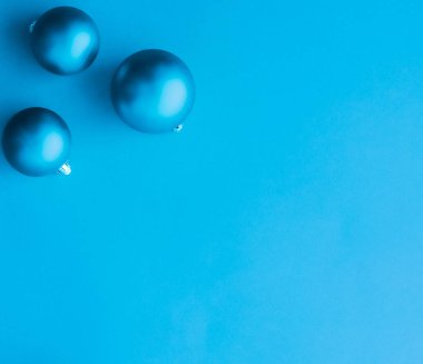 Mavi flatlay fon üzerinde Noel baubles, lüks kış holida