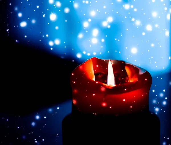 Vela de feriado vermelho no fundo de neve espumante escuro, luxo — Fotografia de Stock