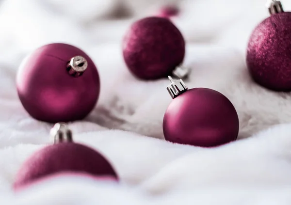 Purple Christmas baubles em fundo de pele macia branca, luxo wi — Fotografia de Stock