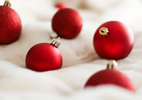 Bugigangas de Natal vermelho no fundo de pele macia branca, winte luxo — Fotografia de Stock