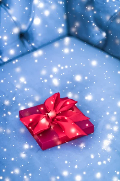 Kerst vakantie luxe rode Gift Box op blauwe achtergrond met gl — Stockfoto