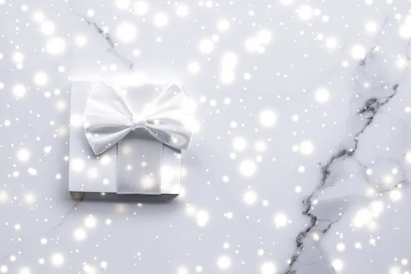 Luxus üdülési ajándékok fehér selyem íjjal — Stock Fotó