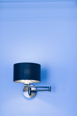 Bir odada gümüş lamba, zarif modern ev dekor aydınlatma