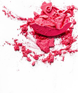 Beyaz arka plan müziği üzerinde yalıtılmış ezilmiş göz farı, ruj ve toz