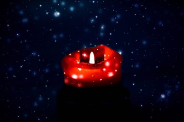 Koyu pırıl pırıl kar arka plan üzerinde kırmızı tatil mum, lüks 