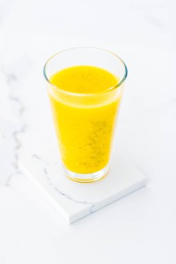 Diyet de Chia tohumları ile sarı meyve Smoothie suyu cam