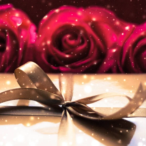 Dia dos Namorados presente, caixa de presente de luxo e buquê de rosas sagacidade — Fotografia de Stock