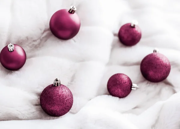 Bola de Navidad púrpura sobre fondo de piel esponjosa blanca, lujo wi — Foto de Stock