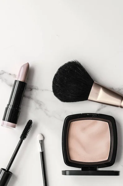 Make-up en cosmetica producten op een marmeren, platte achtergrond — Stockfoto