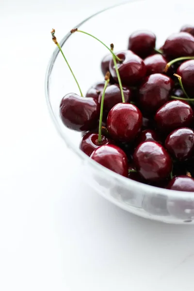 Cerejas doces frescas, suculentas bagas de cereja sobremesa de frutas como curar — Fotografia de Stock