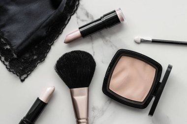Makyaj ve kozmetik ürünleri mermer, düz arkaplan