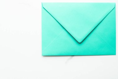 Mermer yatık arka planda boş kağıt zarflar, tatil posta