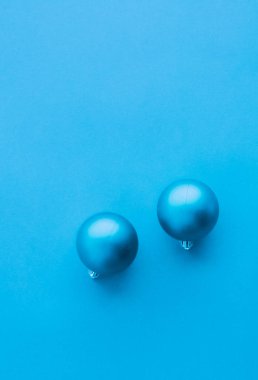 Mavi flatlay fon üzerinde Noel baubles, lüks kış holida