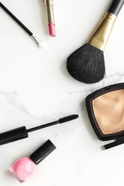 Makyaj ve kozmetik ürünleri mermer, düz arkaplan