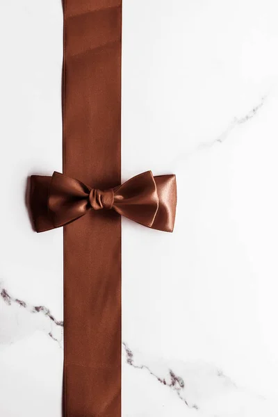Csokoládé barna selyem szalag márvány háttér, lapos — Stock Fotó