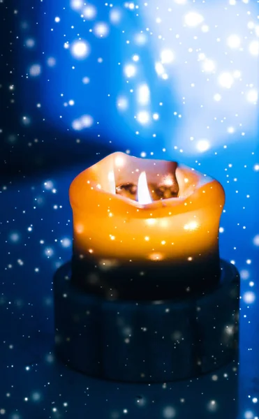 Жовта святкова свічка на синьому ігристому сніжному фоні, Люсі — стокове фото