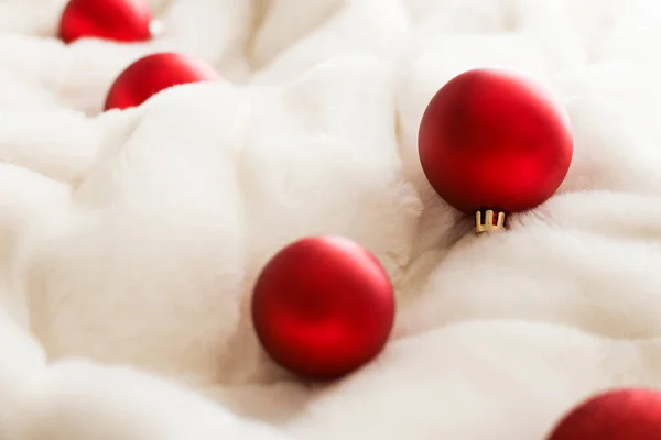 Piros karácsonyi baubles fehér bolyhos prém háttér, luxus karácso — Stock Fotó