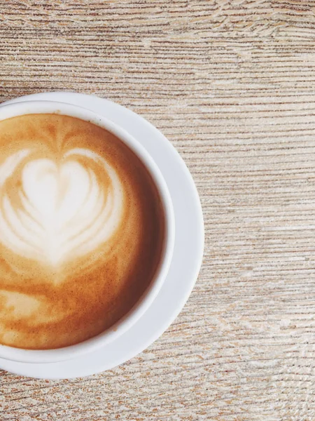 Secangkir cappuccino panas di kantin, kopi di atas meja kayu i — Stok Foto