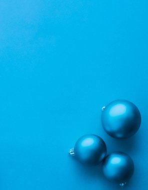 Mavi flatlay fon üzerinde Noel baubles, lüks kış holida