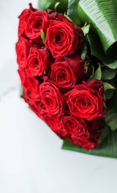 Sevgililer Günü'nde tatil aşkı hediyesi, kırmızı ro lüks buket