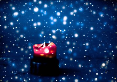 Mavi köpüklü kar arka plan kırmızı tatil mum, lüks 