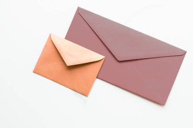 Mermer yatık arka planda boş kağıt zarflar, tatil posta