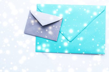 Kış tatili parlak kar f ile mermer üzerinde boş kağıt zarflar