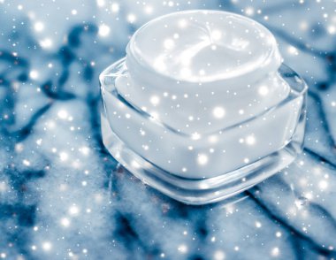 Mavi mermer taş üzerinde sihirli güzellik yüz krem ve Glitter Glow