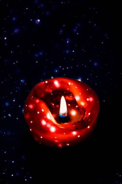 Koyu pırıl pırıl kar arka plan üzerinde kırmızı tatil mum, lüks 