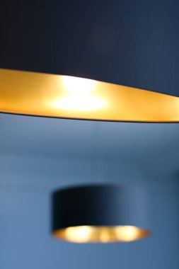 Bir odada altın lamba, zarif modern ev dekorasyonu ışıklandırması.