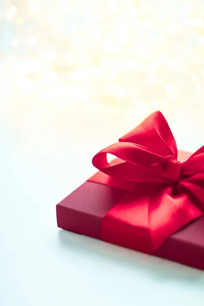 Dia dos Namorados caixa de presente vermelho com arco de seda, férias presentes surp — Fotografia de Stock
