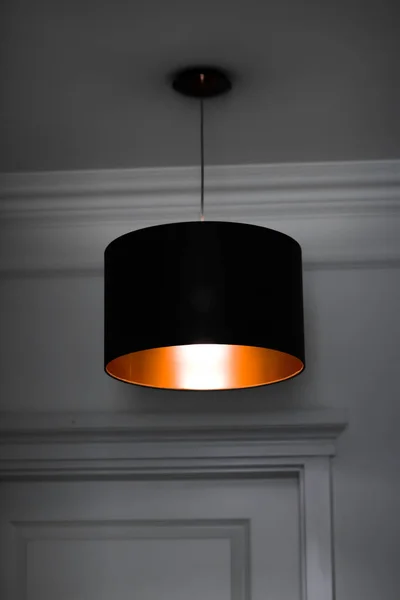 Lampe en bronze dans une chambre, élégant éclairage de décoration moderne — Photo