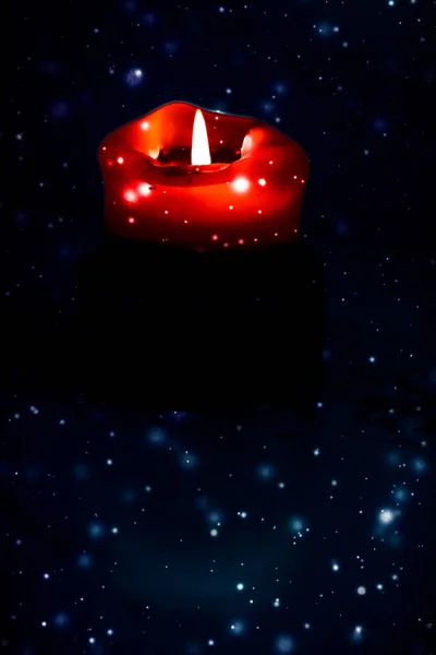 Vela de feriado vermelho no fundo de neve espumante escuro, luxo — Fotografia de Stock