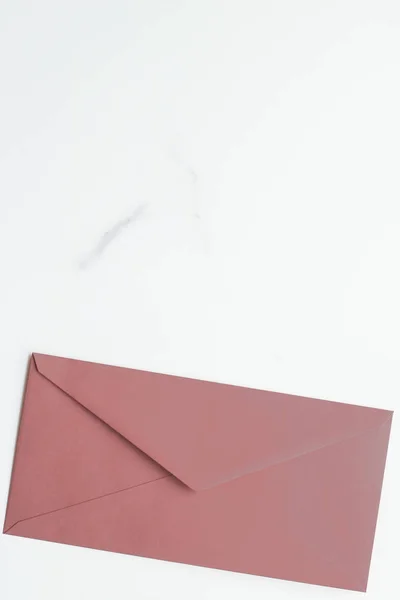 Enveloppes en papier vierges sur fond plat en marbre, courrier de vacances — Photo