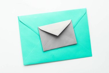 Mermer yatık arka planda boş kağıt zarflar, tatil posta