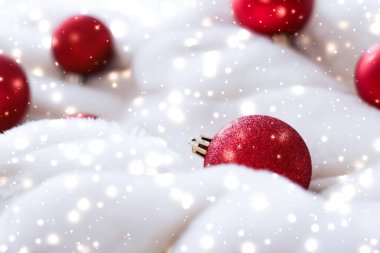 Kar glitter ile kabarık kürk kırmızı Noel baubles, lüks wi