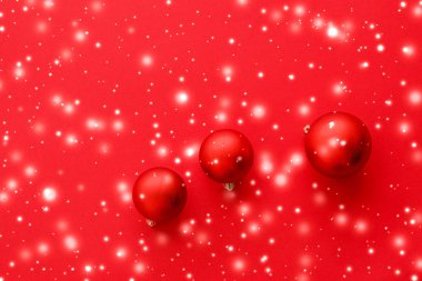 Kar glitter, lüks wi ile kırmızı arka plan üzerinde Noel baubles