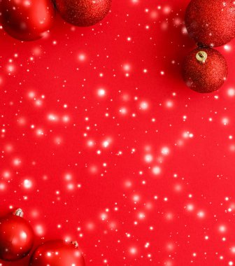 Kar glitter, lüks wi ile kırmızı arka plan üzerinde Noel baubles