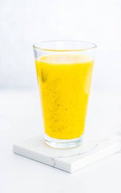 Diyet de Chia tohumları ile sarı meyve Smoothie suyu cam