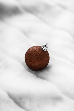 Beyaz kabarık kürk zemin üzerinde Çikolata kahverengi Noel baubles, 