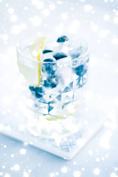 Cocktail de férias de inverno com gelo e neve brilhante no fundo , — Fotografia de Stock