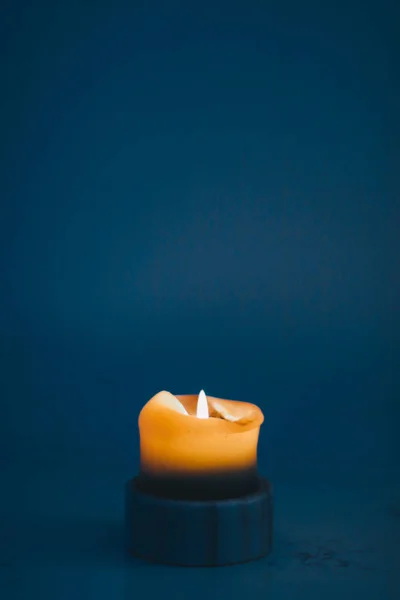 Желтая праздничная свеча на синем фоне, роскошный фирменный дизайн — стоковое фото